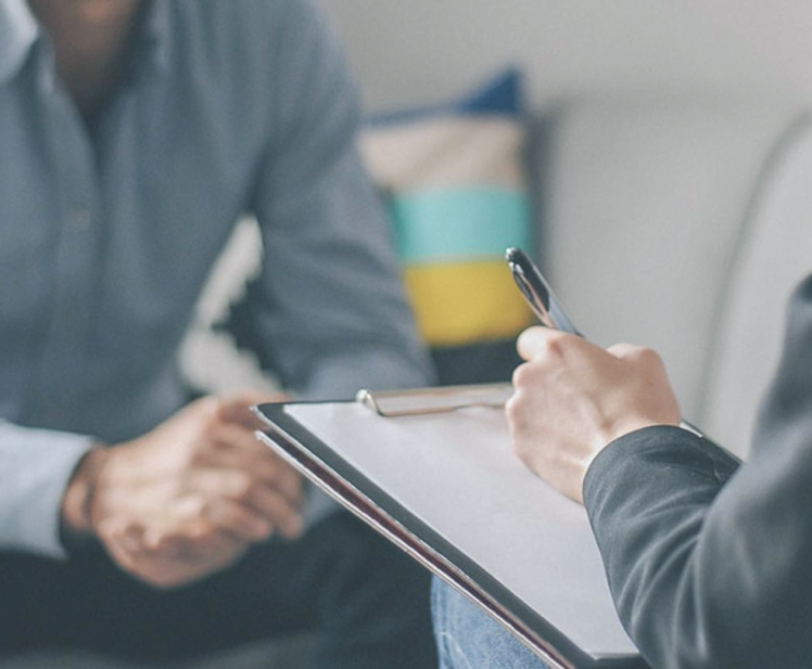 мужчина на приеме терапевта